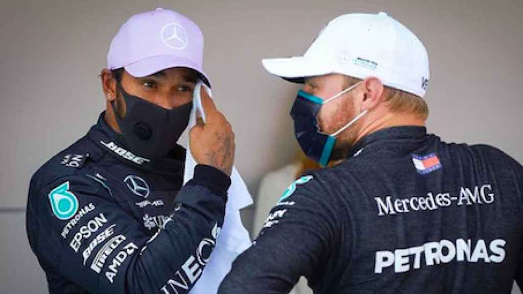 Bottas y Hamilton dialogan en el Gran Premio de España