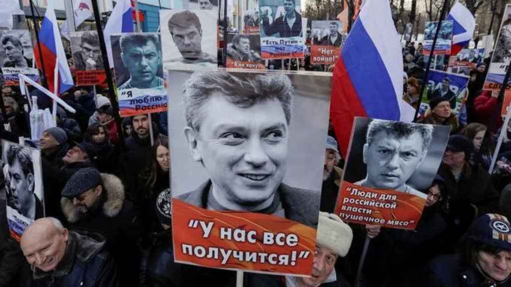 Miles de personas en una manifestación de protesta por el asesinato de Boris Nemtsov.