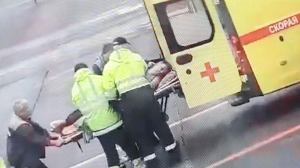 El líder opositor ruso Alexei Navalny en la ambulancia.