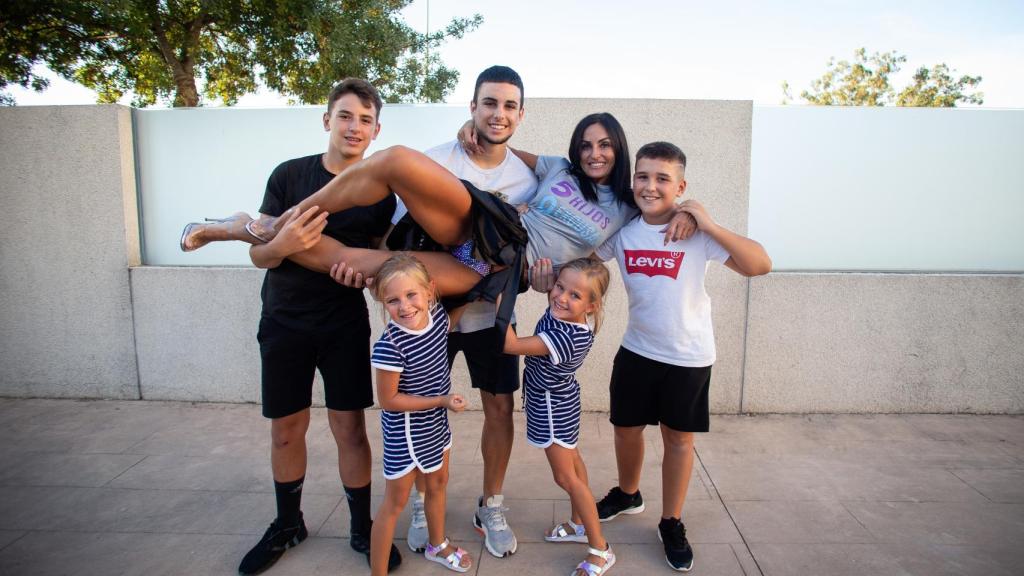 Elisabeth en brazos de sus cinco hijos.