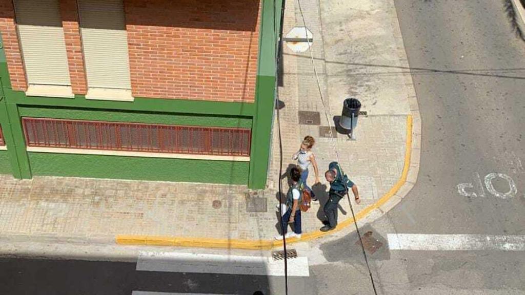 Teri custodiada por varios agentes de la Guardia Civil durante el registro donde apareció el cadáver de su madre.