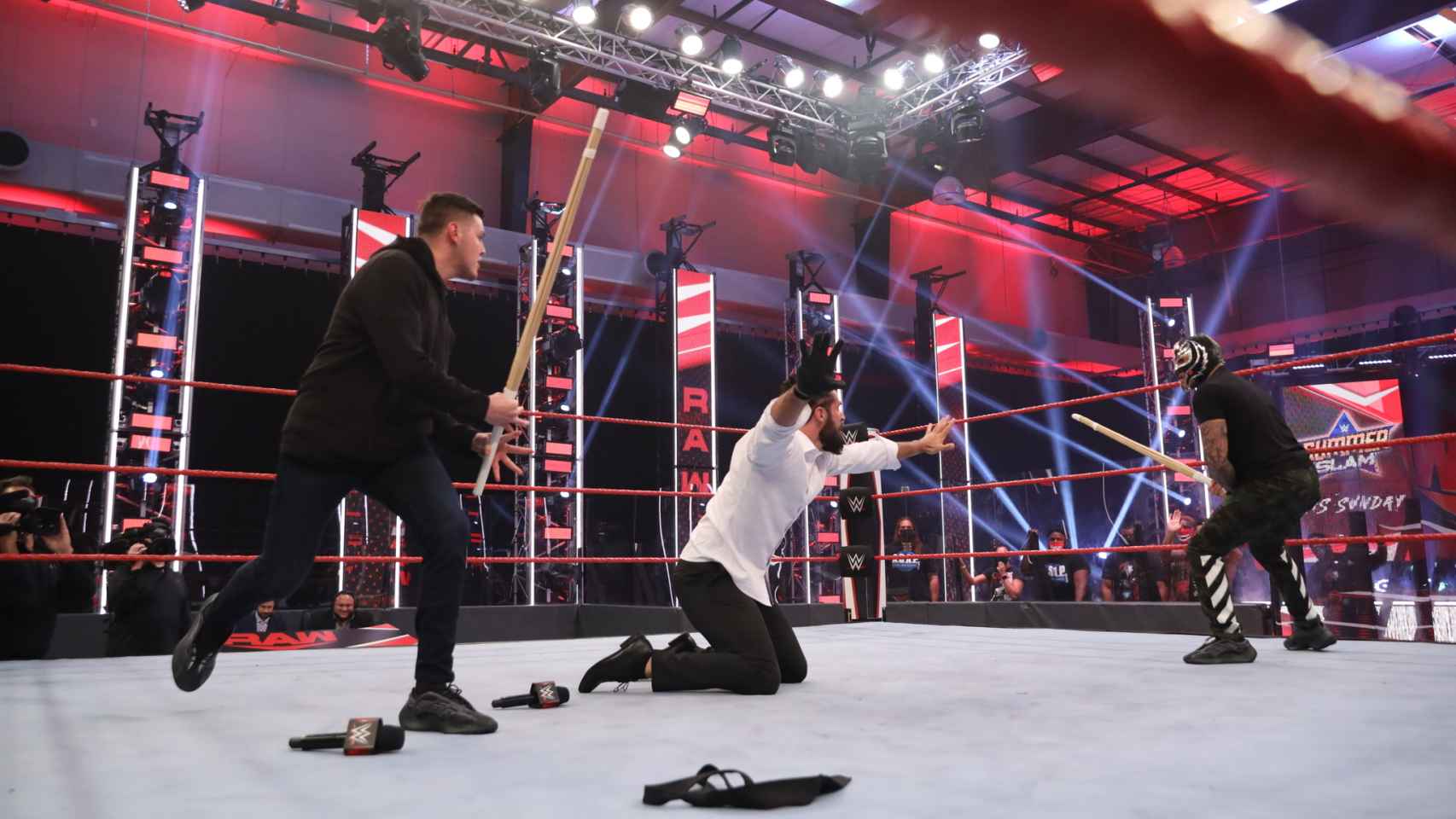 Dominik y Rey Mysterio atacan a Seth Rollins