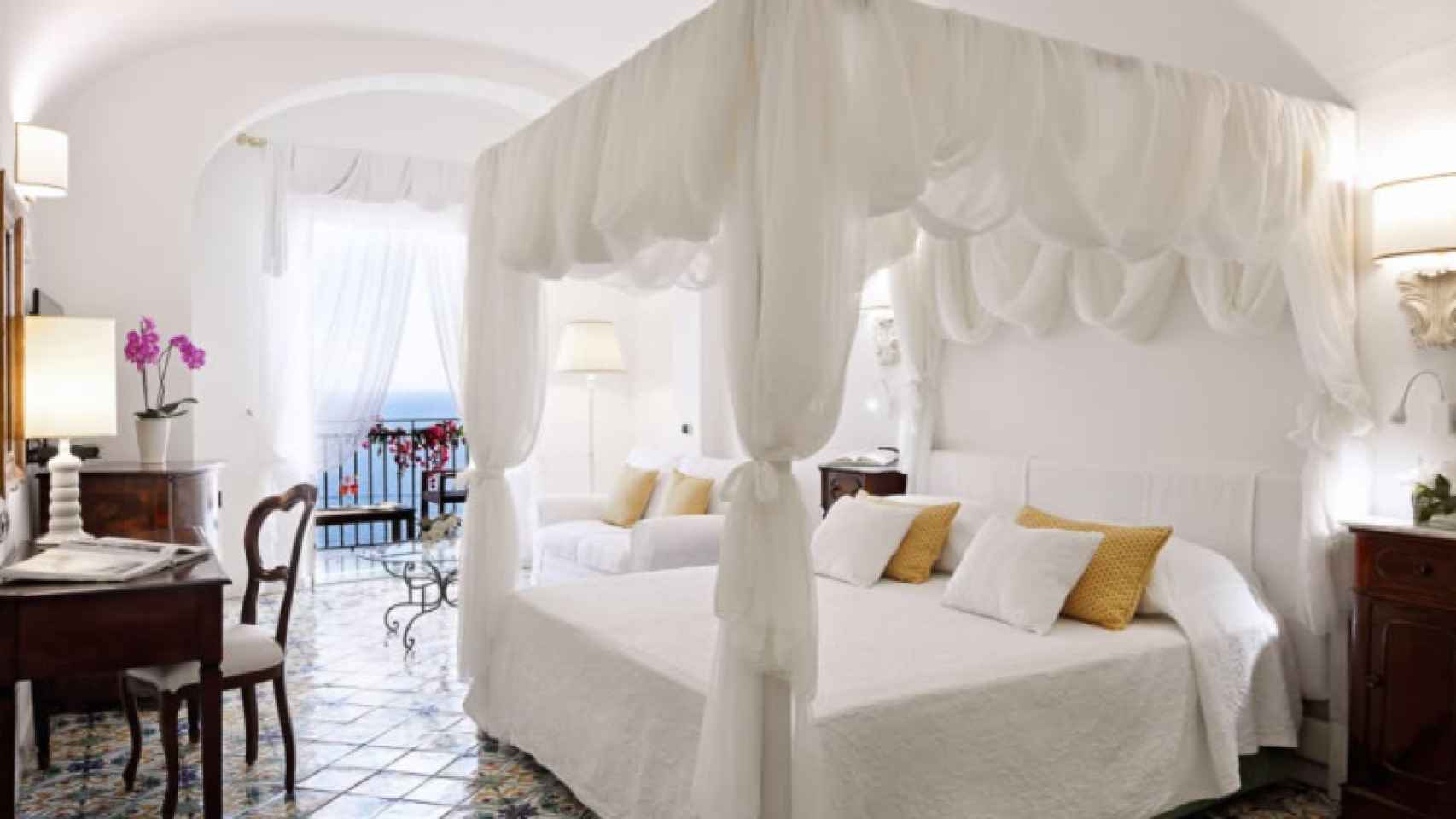 Las habitaciones del hotel tienen un estilo clásico y mediterráneo.