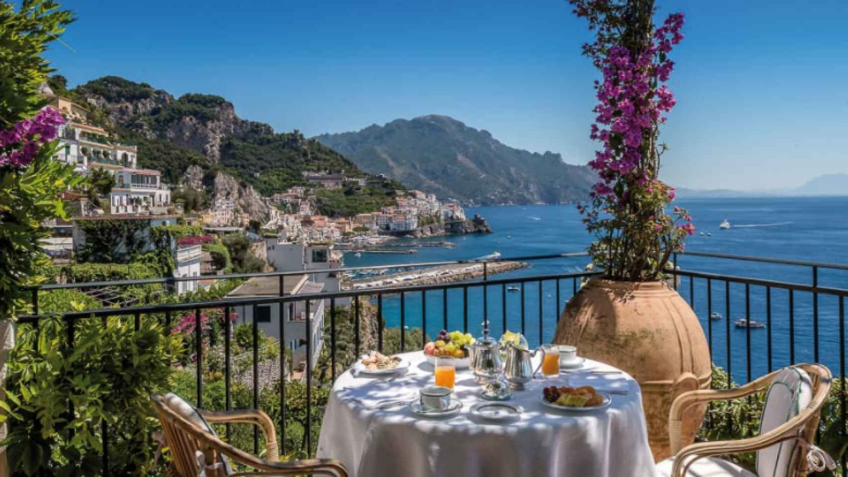 Los restaurantes del hotel Santa Caterina tienen vista panorámica al mar.