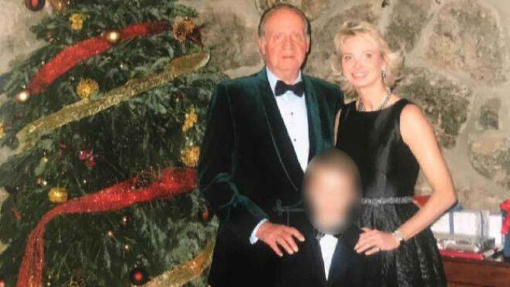 Juan Carlos, Corinna y el hijo de ésta en una imagen falicitada por la BBC