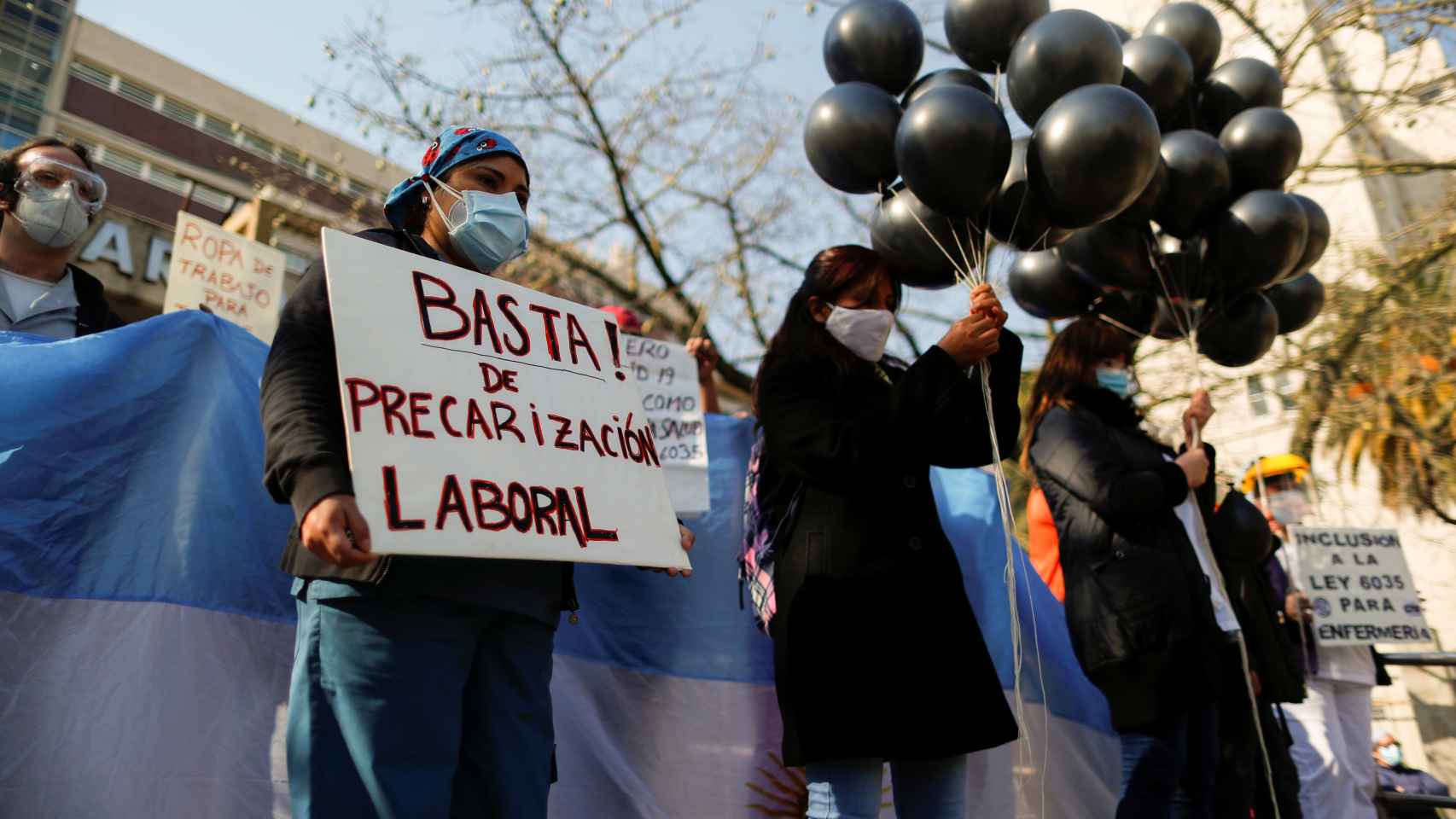 Sanitarios argentinos protestan contra el Gobierno de Alberto Fernández este jueves en Buenos Aires.