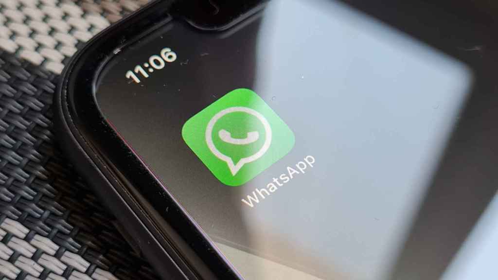 Icono de WhatsApp en un móvil.