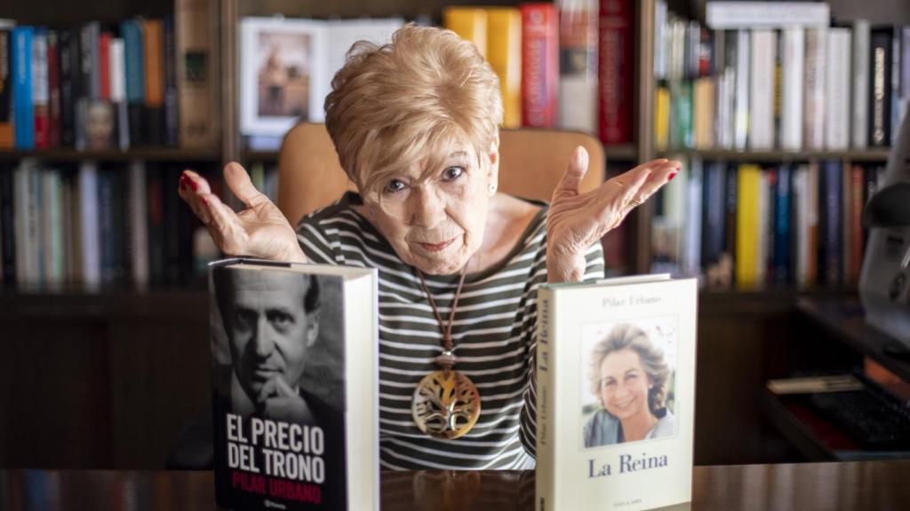 Pilar Urbano, junto a sus dos libros: 'El precio del poder' y 'La Reina'.