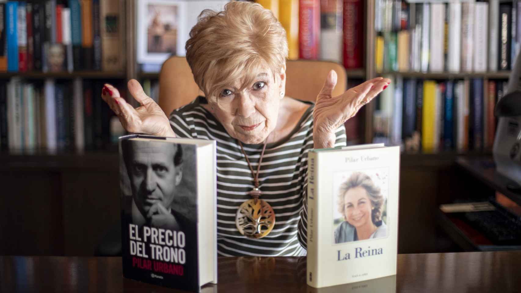 Pilar Urbano, junto a sus dos libros: 'El precio del poder' y 'La Reina'.