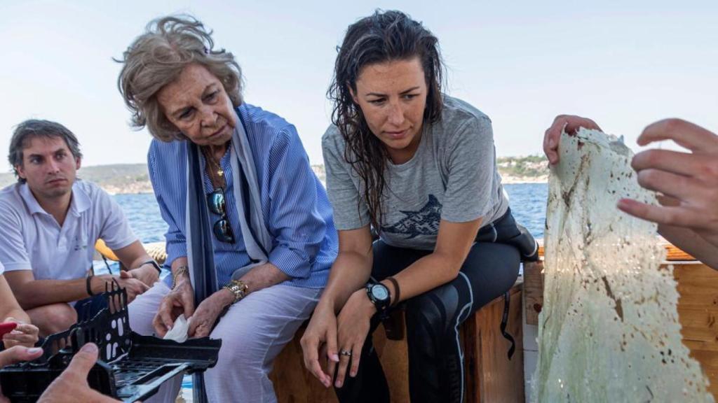 La reina Sofía, ayudando a recoger basura en el Mediterráneo.