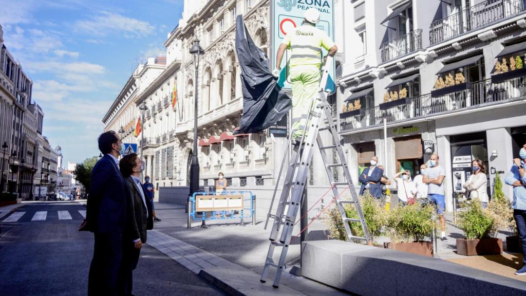 El alcalde de Madrid, José Luis Martínez-Almeida, y el portavoz del Gobierno de la Comunidad de Madrid, Ignacio Aguado, durante la inauguración del área peatonal.