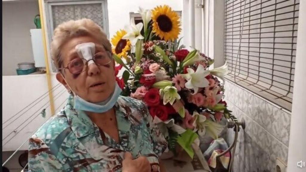 La anciana con el ramo de flores que le han mandado desde Forocoches.