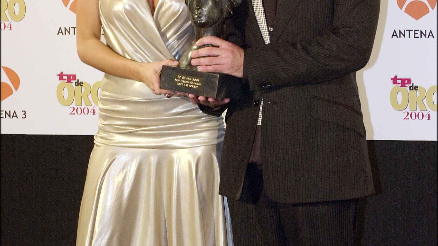 Carmen Alcayde y Jorge Javier Vázquez recogiendo el premio TP en el año 2004.