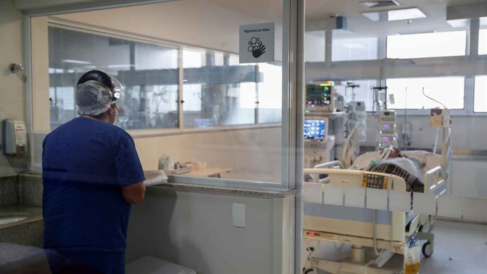 Una médica observa a un paciente en la UCI del hospital Emilio Ribas en Sao Paulo.