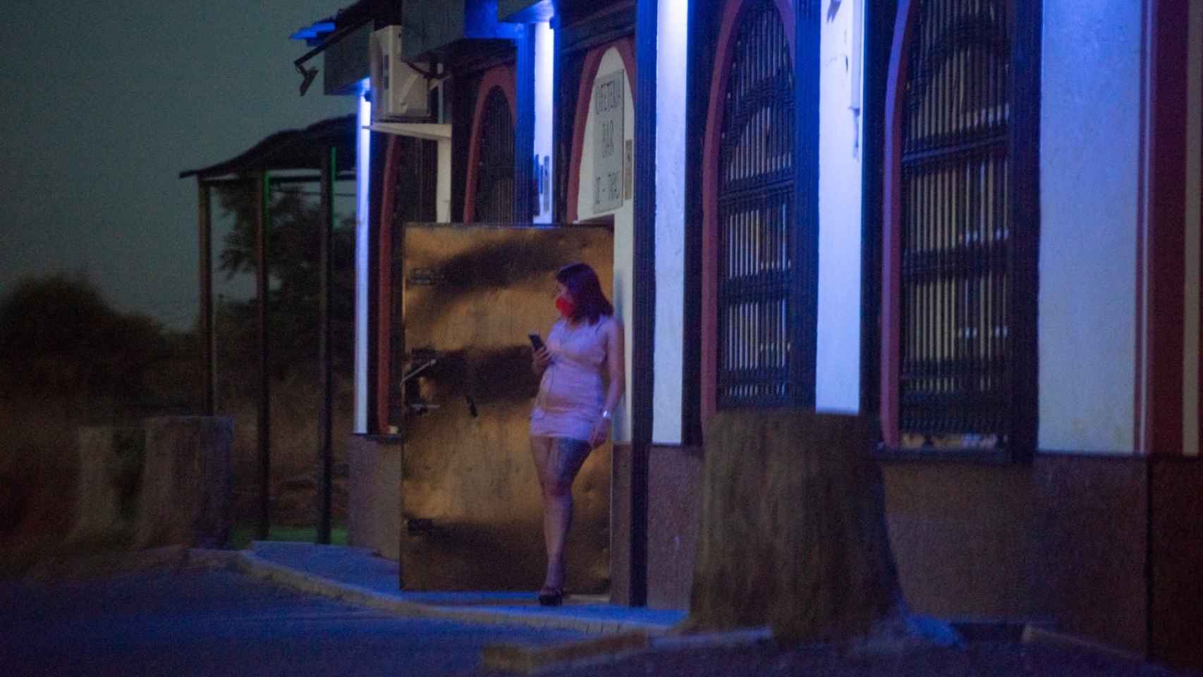 Una prostituta en la puerta de acceso a El Chaparral, la noche de este jueves.