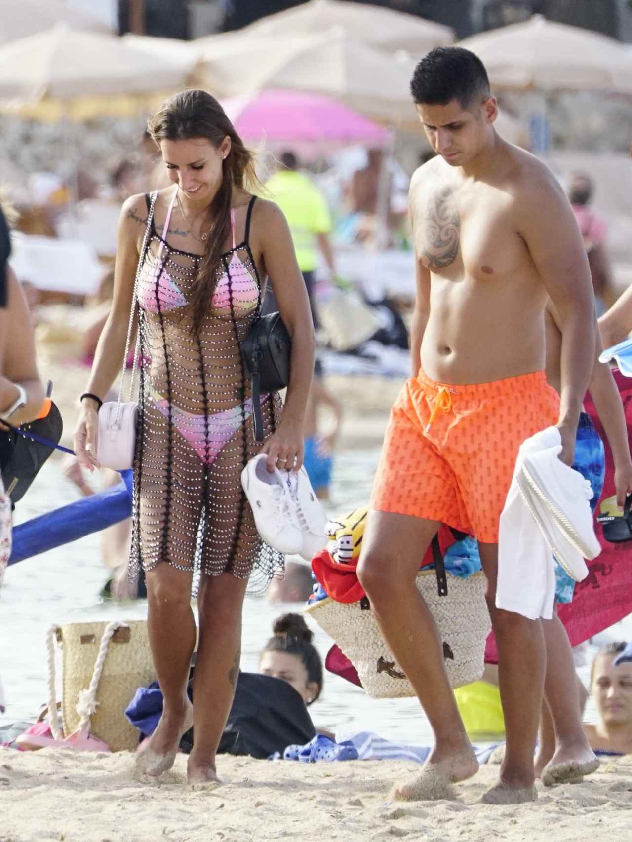 Fani y Christofer disfrutando de una playa en Ibiza.
