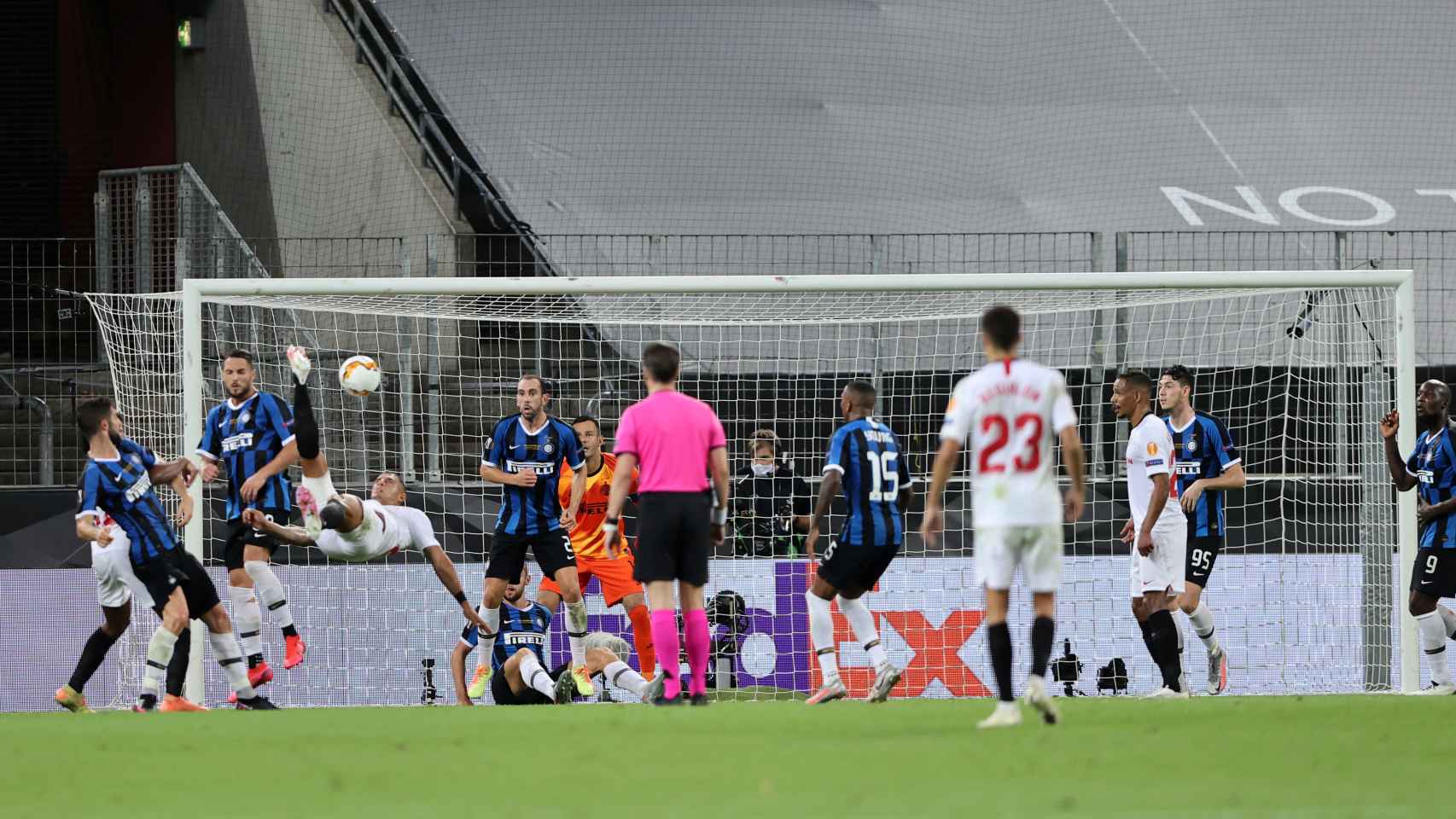 La chilena de Diego Carlos en la final de la Europa League entre el Sevilla y el Inter de Milán