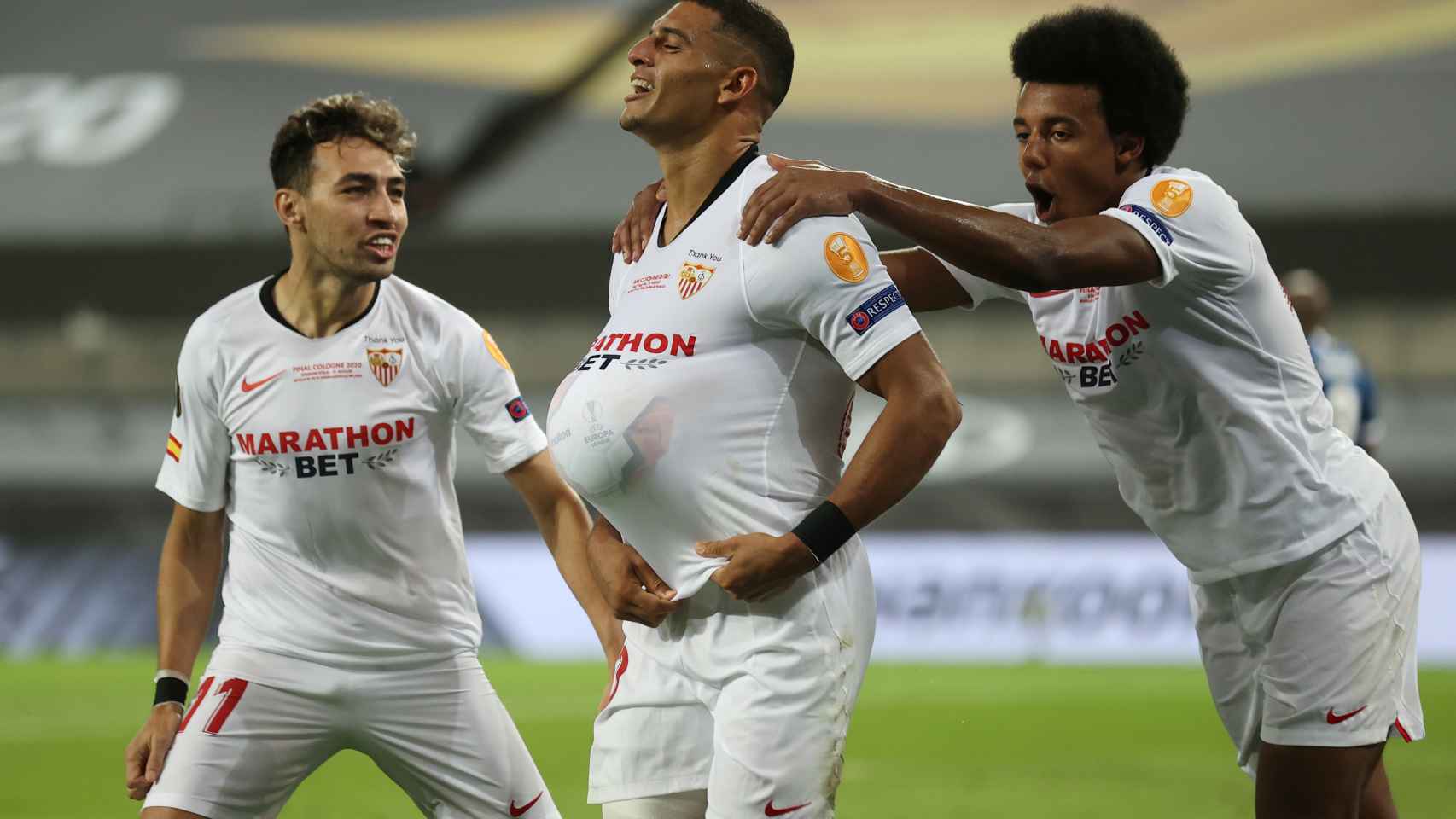 Diego Carlos celebra su gol junto a Koundé y Munir