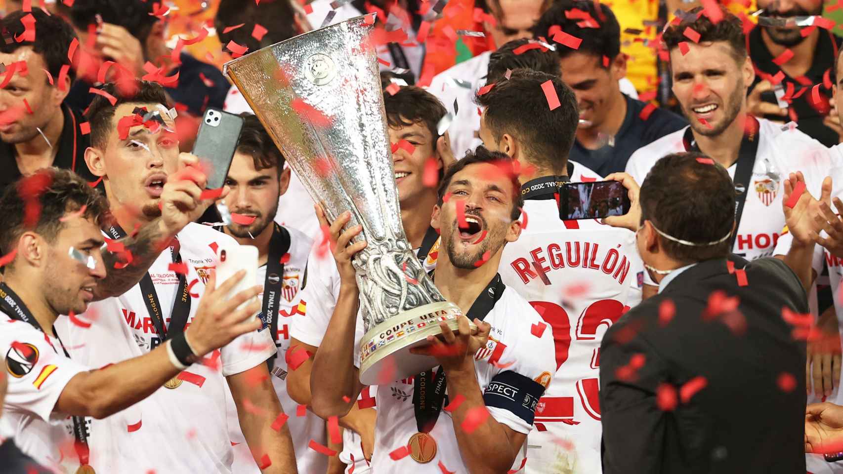 Jesús Navas levanta el título de la Europa League