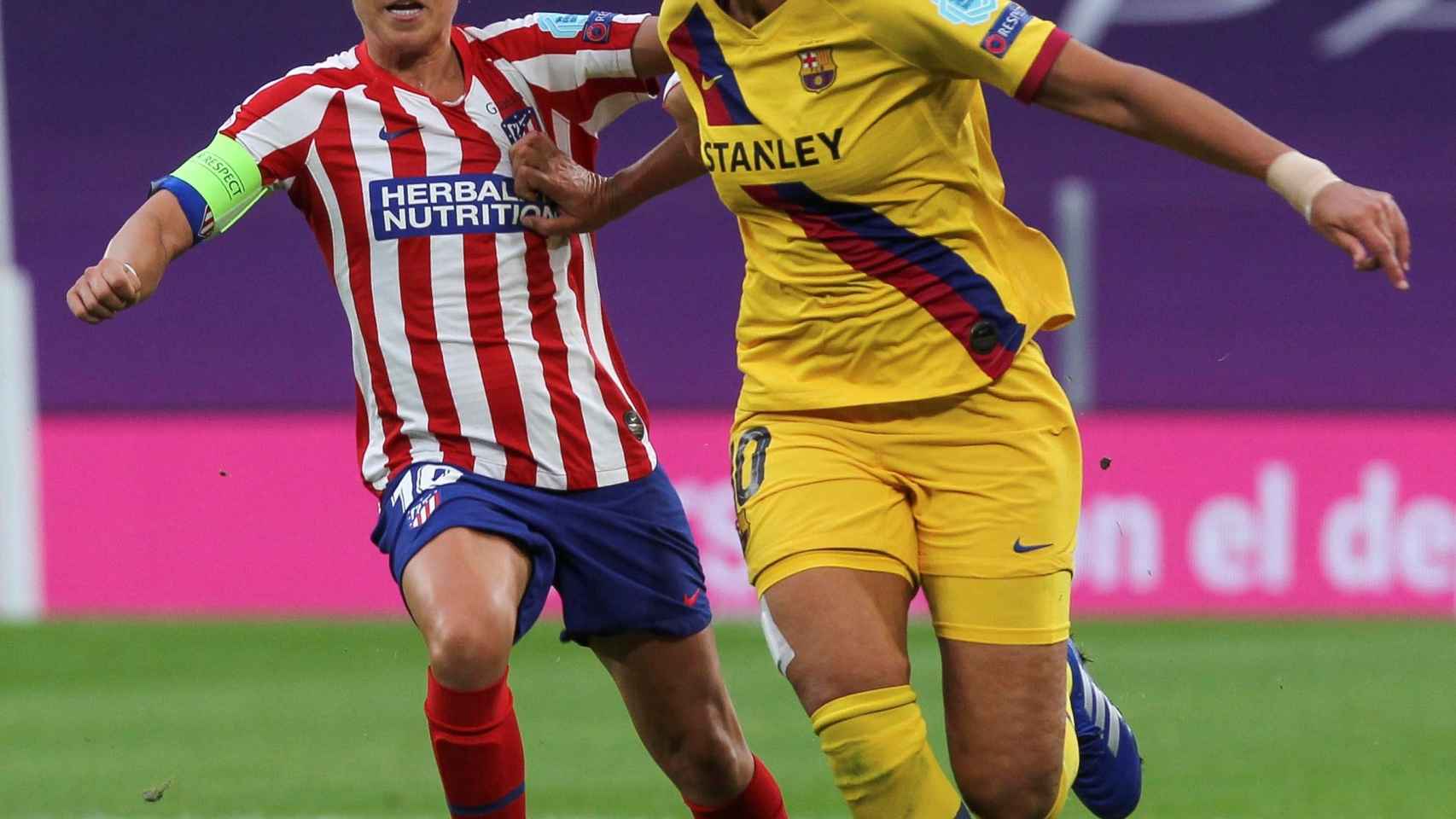 Amanda Sampedro, Atlético de Madrid, y Kheira Hamraoui, Barcelona, durante los cuartos de final de la Woman's Champions League