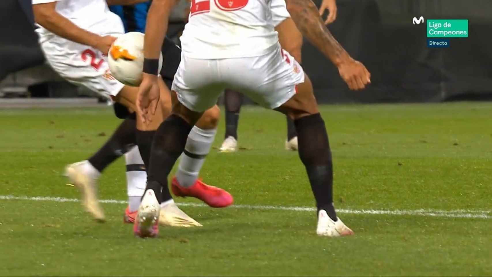 El Inter de Milán estalla: el árbitro no revisa un penalti del Sevilla por mano de Diego Carlos