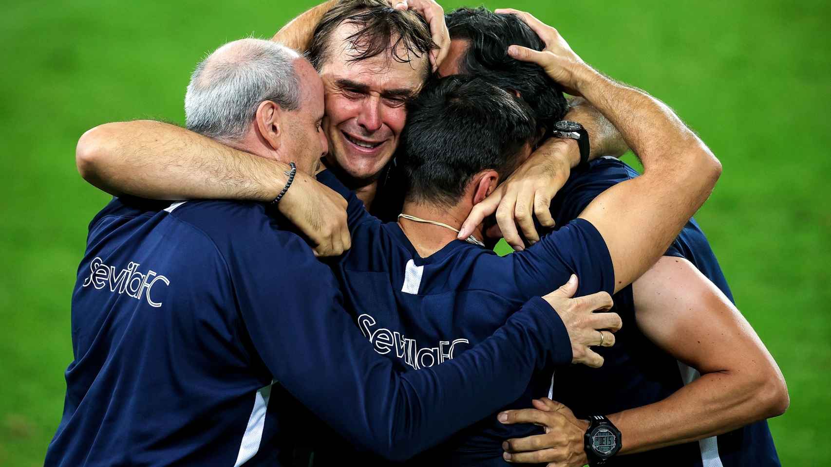Lopetegui, entre lágrimas, celebra el título de Europa League con el cuerpo técnico del Sevilla