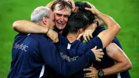 Lopetegui, entre lágrimas, celebra el título de Europa League con el cuerpo técnico del Sevilla