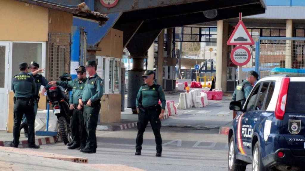 Paso fronterizo entre Ceuta y Marruecos, vigilado por agentes de la Guardia Civil.