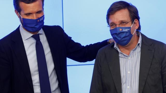 El presidente del PP, Pablo Casado, y el portavoz del partido, José Luis Martínez-Almeida.