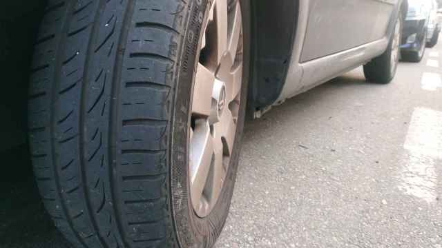 Imagen de un vehículo con unos neumáticos desgastados.