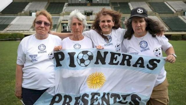 Parte del equipo de fútbol femenino de Argentina que ganó a Inglaterra.