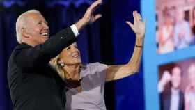 Joe Biden con su esposa, Jill Biden, saludan a quienes han seguido la Convención desde sus hogares.