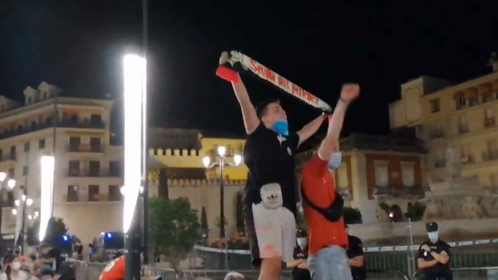 Los aficionados del Sevilla en la Puerta de Jerez