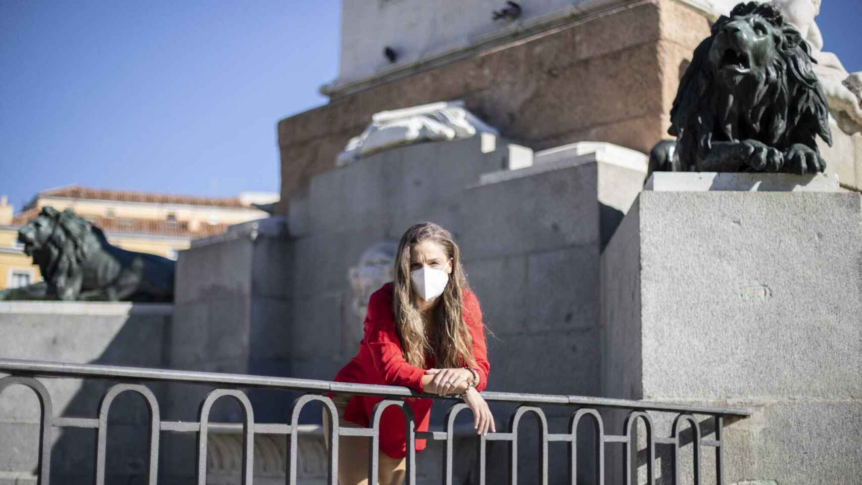 Malena Contestí, junto al monumento a Felipe IV en la Plaza de Oriente de Madrid.
