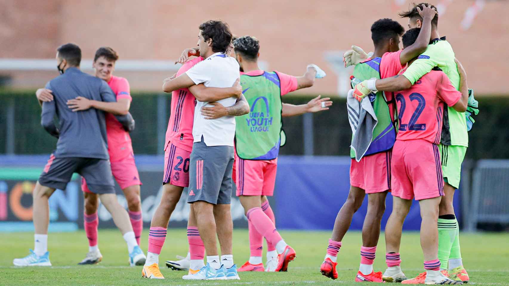 Raúl se abraza a los jugadores del Real Madrid tras conseguir el pase a la final de la UEFA Youth League