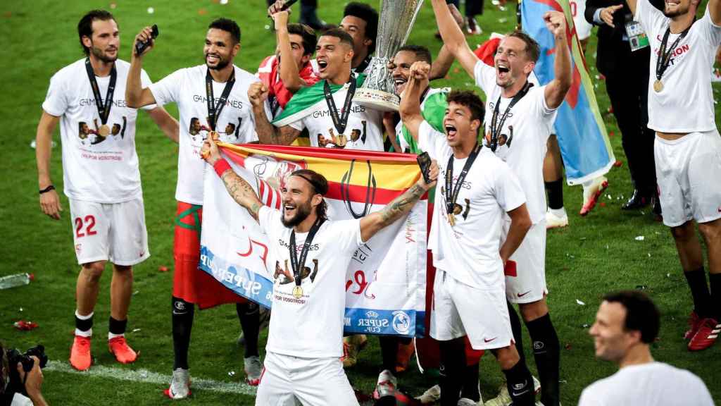Jugadores del Sevilla celebran el título de la Europa League