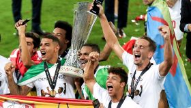 Jugadores del Sevilla celebran el título de la Europa League