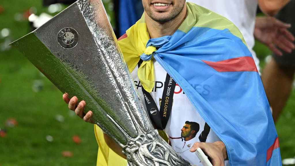 Munir celebra la Europa League con una bandera y la Copa