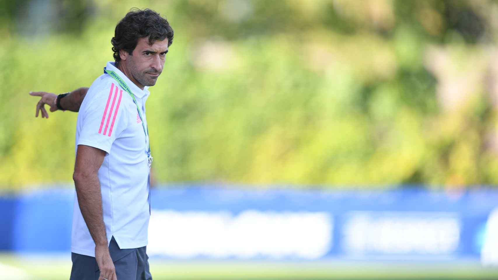 Raúl da indicaciones durante las semifinales de la UEFA Youth League