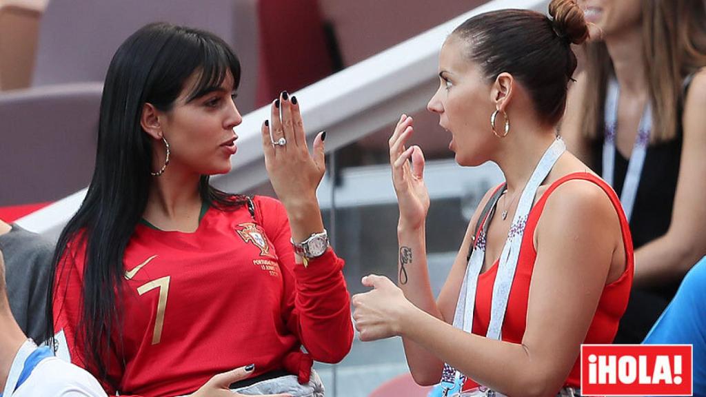 Georgina Rodríguez enseña su espectacular anillo a una amiga en Rusia.