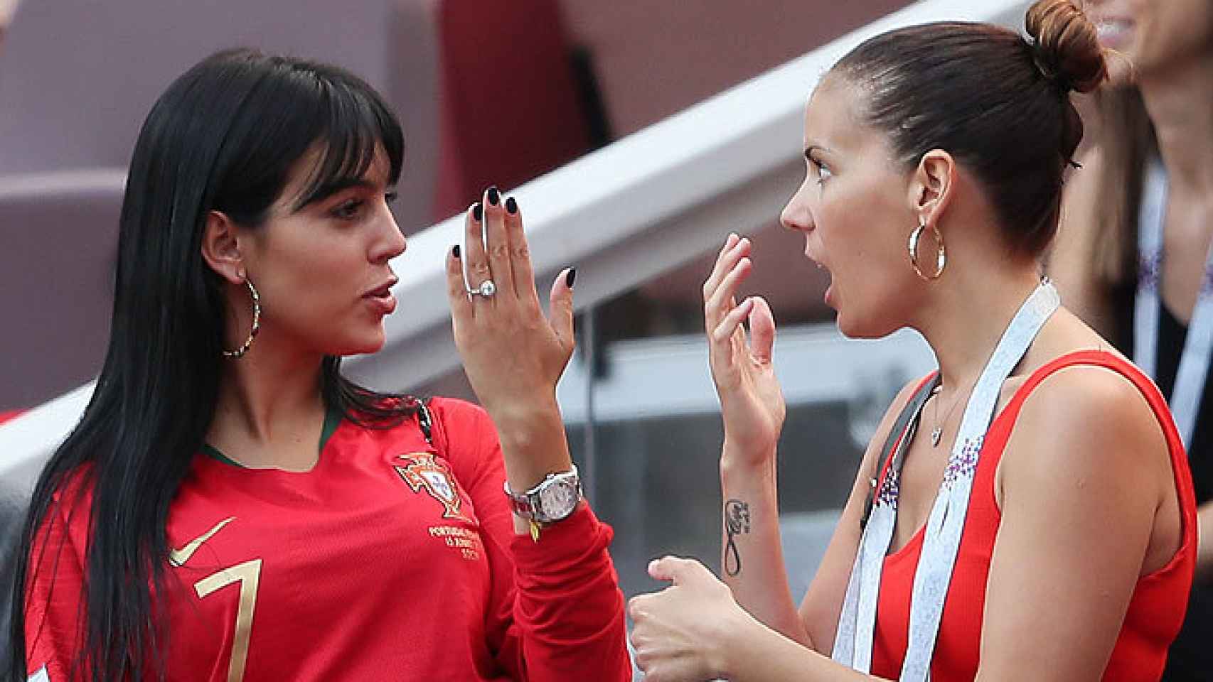 Georgina Rodríguez enseña su espectacular anillo a una amiga en Rusia.