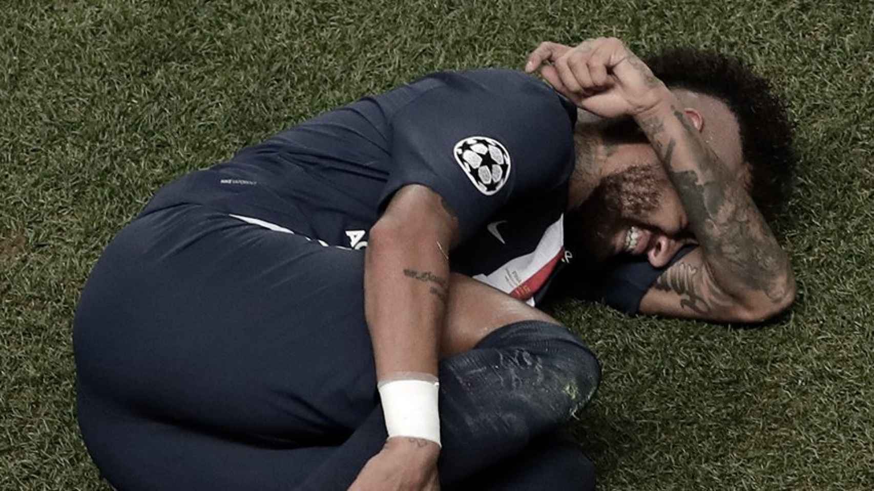 Neymar Jr. se lamenta en el césped del Estadio Da Luz tras perder la final de la Champions League