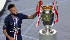 Neymar toca la Champions al recoger su medalla de subcampeón