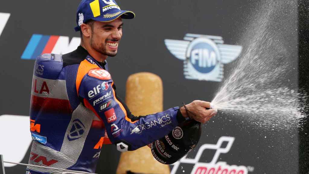 Oliveira se estrena en MotoGP en un final de infarto en la casa de KTM
