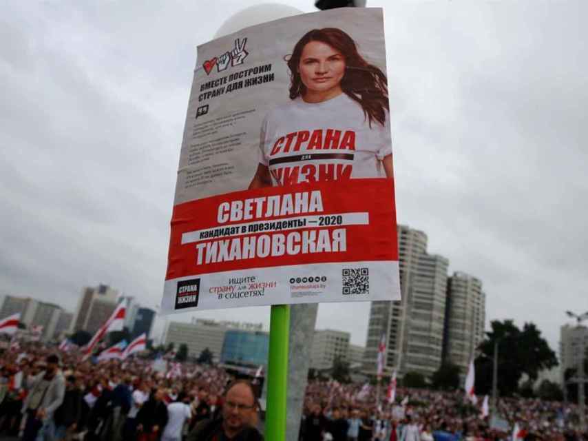 Un manifestante en Minsk con un cartel de Svetlana Tijanóvskaya.