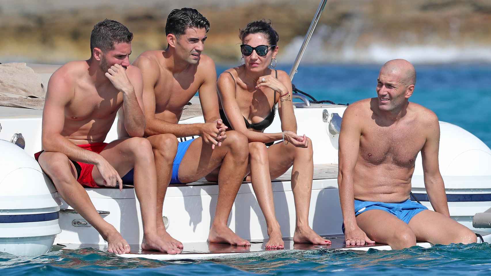 Zinedine y Véronique Zidane disfrutando de un día de navegación junto a sus dos hijos mayores.