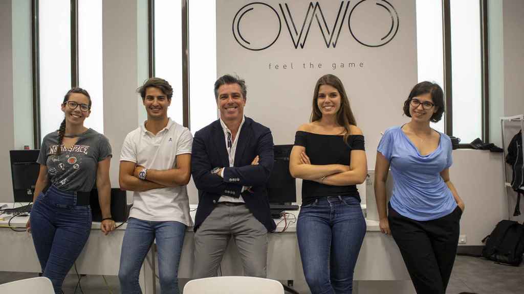 Jose Fuertes, CEO de OWO Game junto a su equipo.