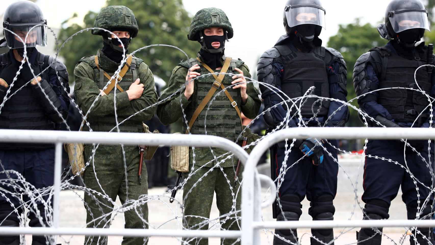 Militares bielorrusos durante las manifestaciones en Minsk.