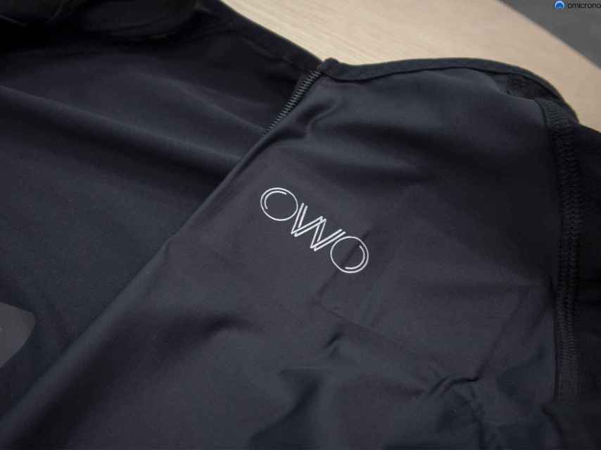 Logo de OWO embebido en la chaqueta háptica.