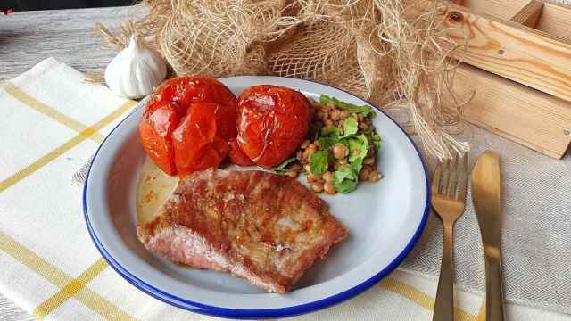 Secreto ibérico con tomate asado, receta de carne fácil y nutritiva